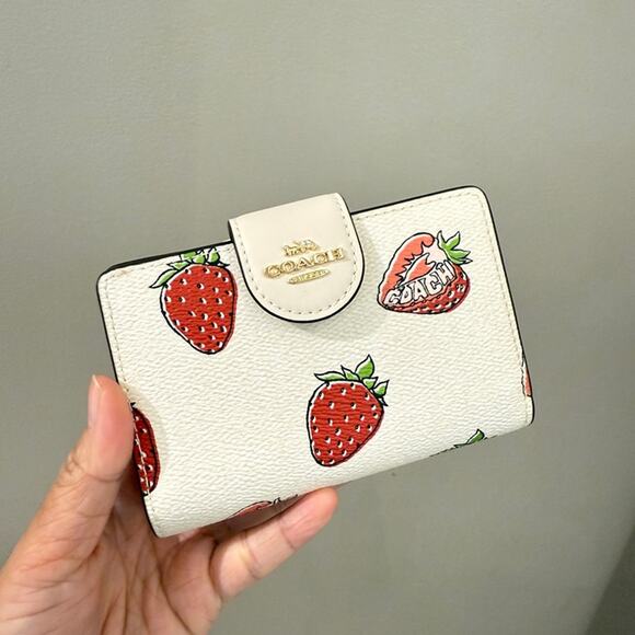 Last 2 ‼️Coach CAP01 Medium Corner Zip Wallet With Strawberry Print - Picture 1 of 5